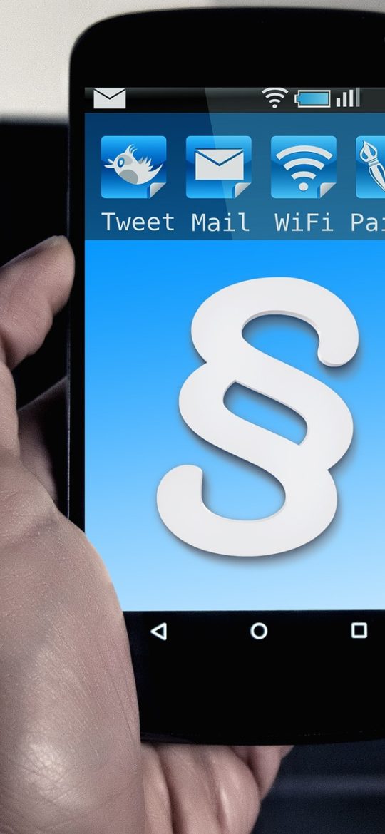 海角天涯社区 App 首页信息流截图，竖屏手机里排列着带缩略图的长帖卡片，顶部有板块切换标签，整体为浅粉色调